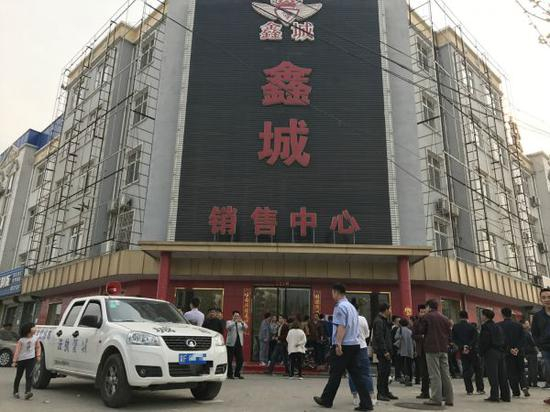 雄县鑫城销售中心门前聚集的人群 经济观察网 张恒/摄