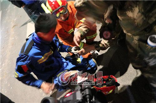 01：19蓝豹救援队的救援人员正在做救援用的钩子