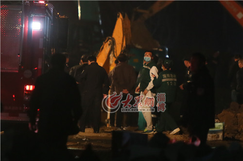 00：59现场挖掘机已停止工作，正在使用新的救援手段