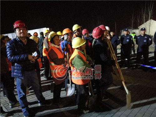 23：58山东天齐建筑置业集团股份有限公司的建筑工人正在待命