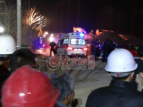 00：30 120救护车进入救援现场里面