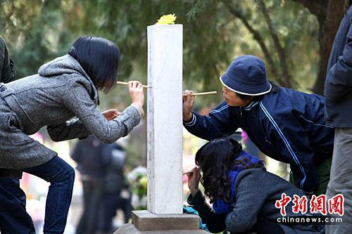 资料图：民众来到陵园为亲人祭扫。中新社发 富田 摄