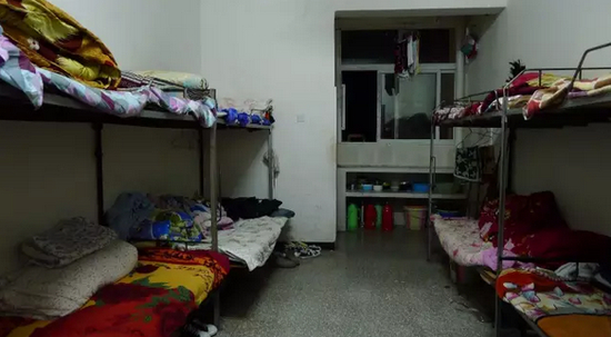 4月6日，案发地点太伏中学505寝室，该寝室四个上下铺，住了9名学生。新京报记者 曹晓波 摄