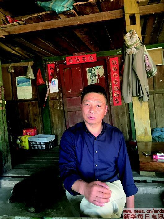 　　卢荣新和母亲在家里。释放回家当天，卢荣新的女儿在他房门贴了一副对联：欢声笑语贺新春，欢聚一堂迎新年，横批是“合家欢乐”。本报记者王研摄