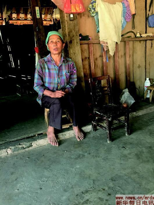 　　卢荣新和母亲在家里。释放回家当天，卢荣新的女儿在他房门贴了一副对联：欢声笑语贺新春，欢聚一堂迎新年，横批是“合家欢乐”。本报记者王研摄