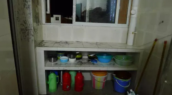 4月6日，案发地点太伏中学505寝室，警方在窗户前发现多枚赵某脚印。新京报记者 曹晓波 摄