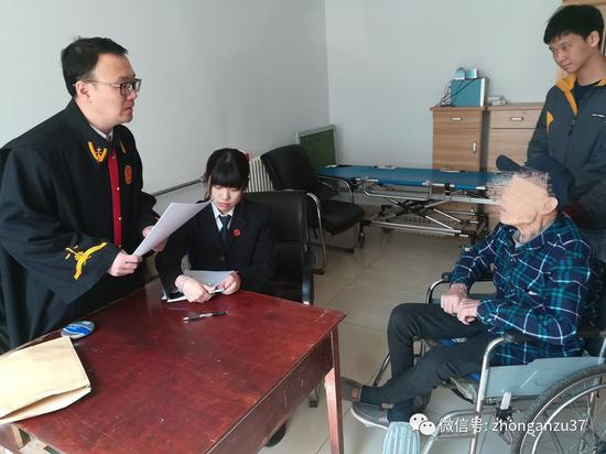 法官在养老院向孙某宣读判决结果。 法院供图