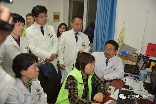 （北京市医管局副局长潘苏彦、局办主任温淑兰到市安贞医院了解准备情况。）