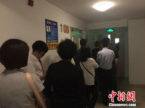 北京某公租房项目管理处排队受理现场。中新网 种卿摄