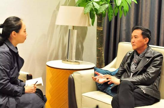 吴刚（右）与每经影视记者 丁舟洋（左）。每经记者 岳琦 摄