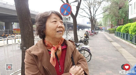 （北京时间记者对市民进行随机采访。）