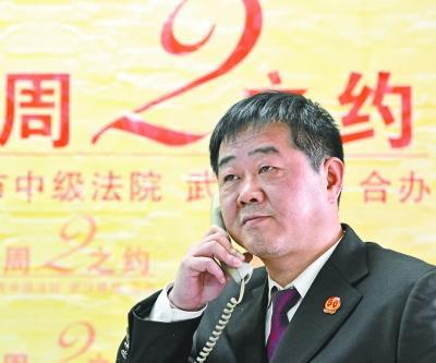 梅东洲法官在接听读者热线记者金振强 摄