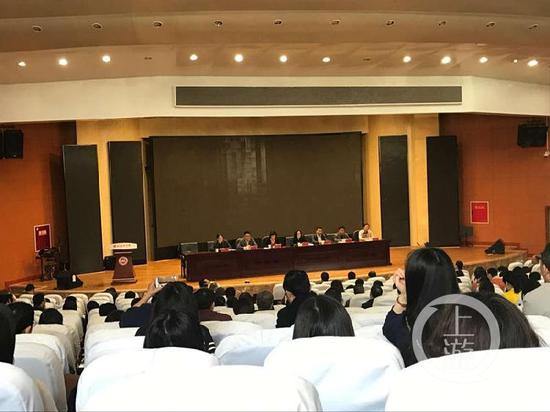 4月14日，市教体局召集南山中学教师举行“座谈会”。