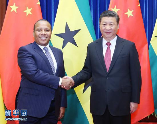 　　4月14日，国家主席习近平在北京人民大会堂会见圣多美和普林西比总理特罗瓦达。 新华社记者 姚大伟 摄