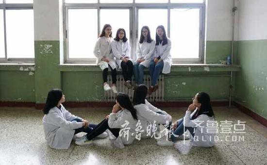 山师化学院238宿舍的8名女生。