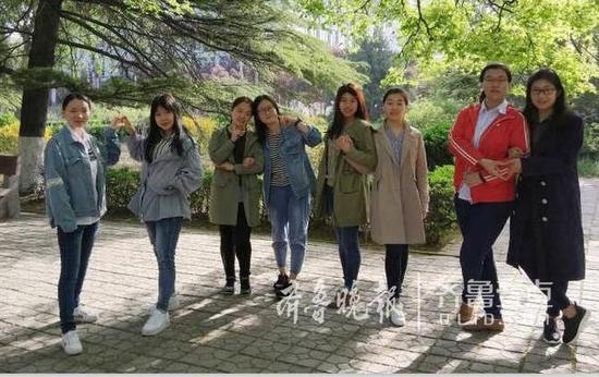 山师化学院242宿舍的8名女生。