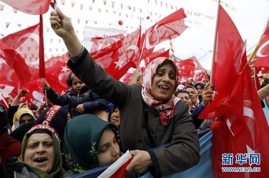 　　4月3日，土耳其总统埃尔多安的支持者在里泽参加集会。围绕是否将政体从议会制改为总统制，土耳其定于本月16日举行修宪全民公投。土耳其总统埃尔多安在4月2日举行的集会上说，总统制有利于创造稳定政治环境，促进土耳其经济发展。他呼吁民众为总统制改革投出赞成票。新华社/路透