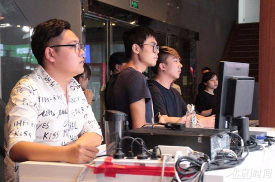 （北京时间编导为现场直播作最后准备）