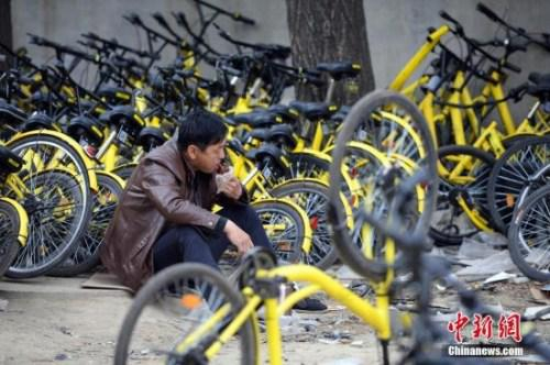 一名修理工人由于顾不上回家吃午饭只得在维修点简单充饥。中新社记者 崔楠 摄