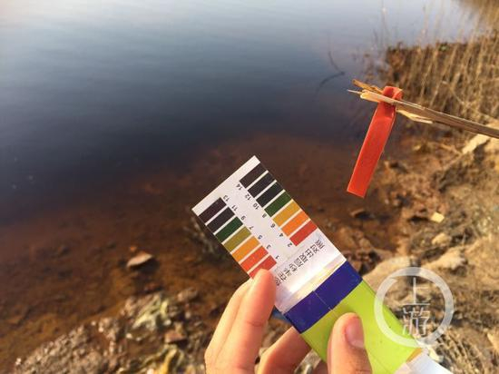 天津市静海县佟家庄村以东的渗坑污水，用ph试纸检测结果为1至2，属强酸