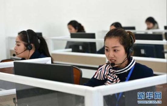 　　2015年2月14日，淮安市公安局阳光警务平台“人工访评中心”工作人员庄阳阳对服务对象所涉及事项的办结情况进行电话回访。新华社发（周洪明 摄）