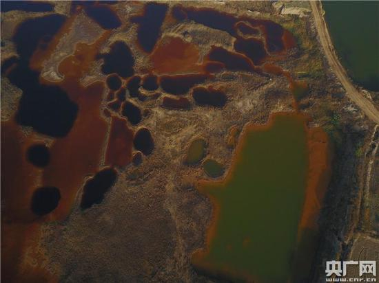 航拍渗坑（央广记者 白杰戈 王逸群 摄）