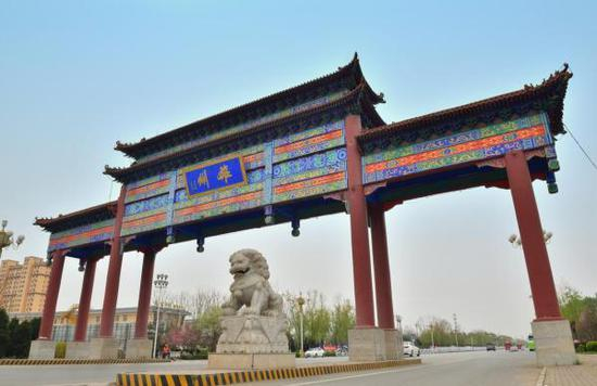　　2017年4月10日，河北保定，雄安新区，雄县牌楼。雄县的主要街区和景区都立有民族特色浓郁的醒目的地名牌楼。 东方IC 图