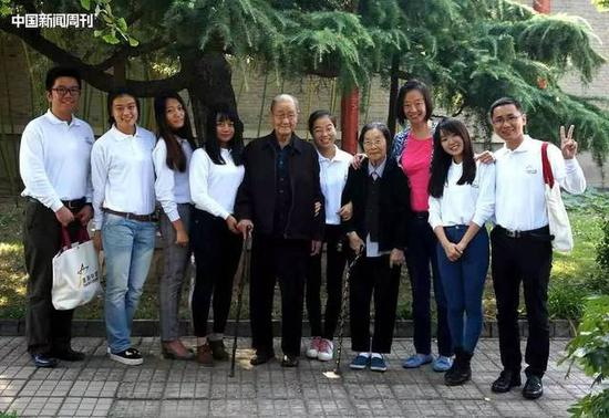 宋平（中）和夫人陈舜瑶（右四）与前来看望的“美丽中国”人员合影。图|受访者提供