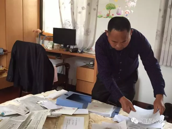 杨德武整理没有发出去的申诉材料。新京报记者安钟汝 摄