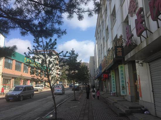 图：25日早晨的长白县街景