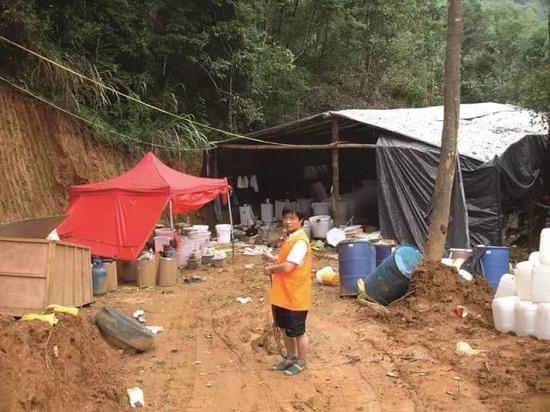  2014年底，福建省长汀县公安机关侦破廖某等人非法买卖制毒物品案。供图 / 长汀县禁毒办