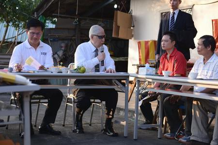  林佳龙（左一）和李登辉（左二）