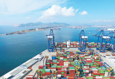 位于地中海之滨的比雷埃夫斯港是希腊最大的港口，也是“21世纪海上丝绸之路”建设中的一颗明珠。