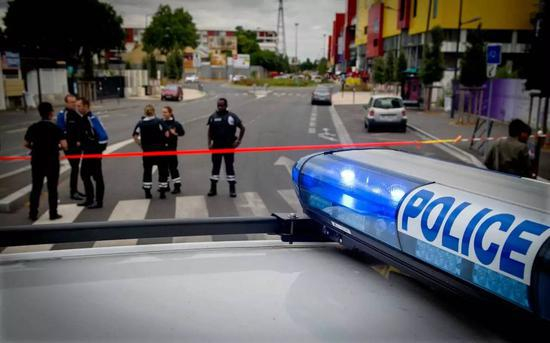 巴黎警方处置一起案件（新华社记者陈晓伟摄）