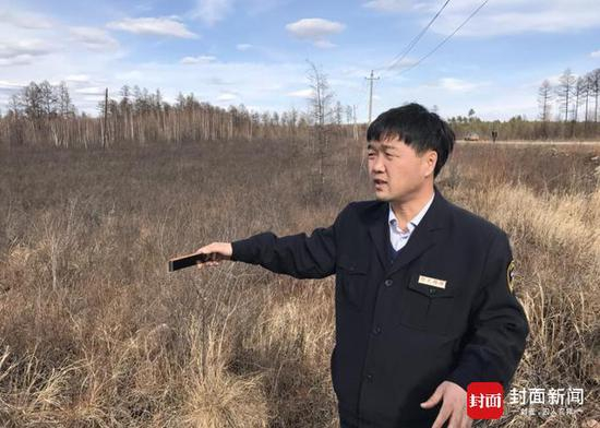 西林局林业局副局长王立才在起火点讲述大兴安岭火灾过程