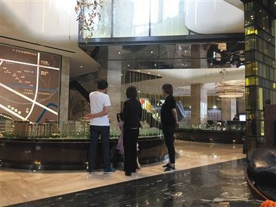 5月1日，位于东五环外的某售楼处略显冷清，看房客不足销售人员的1/6。新京报记者 金彧 摄