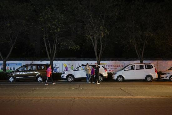 三县传出6月1日不上牌，后证实为谣言。图为安新县的车主为新车连夜排队。王丹穗摄
