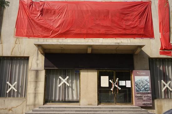 用红布遮挡的停售楼盘。王丹穗摄