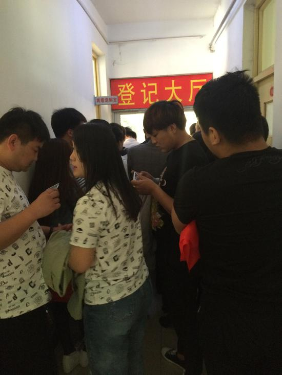 安新县民政局婚姻登记处门口挤满来办理的年轻人。