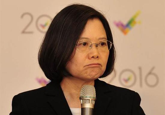 　　蔡英文就职快满一年，最新民调显示，民众对蔡政府满意度低于3成。（图片来源：台湾“中时电子报”）