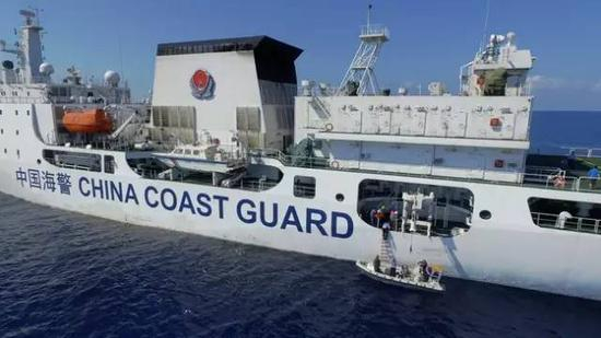 ▲执法人员登执法艇