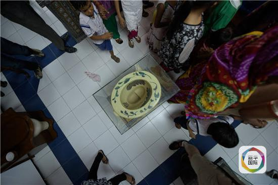 图为2016年5月18日，参观者在位于新德里城郊的苏拉布厕所博物馆观赏展出的古老马桶。