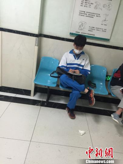 一名学生在急症室外等待着自己同学。　杨毅 摄