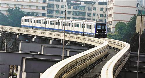 近日，轨道交通3号线北延伸段（碧津至举人坝），轨道车辆即将驶入举人坝站。记者 张锦辉 摄