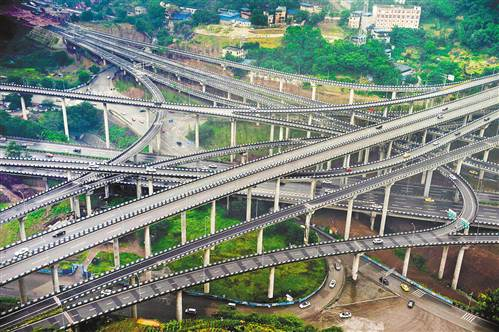 5月10日，车辆在复杂的黄桷湾立交上有序行驶。 记者 张锦辉 摄
