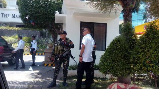 荷枪实弹的军警在维护安保。白云怡摄