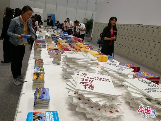 论坛新闻中心现场展出多语种图书音像资料，供记者取阅