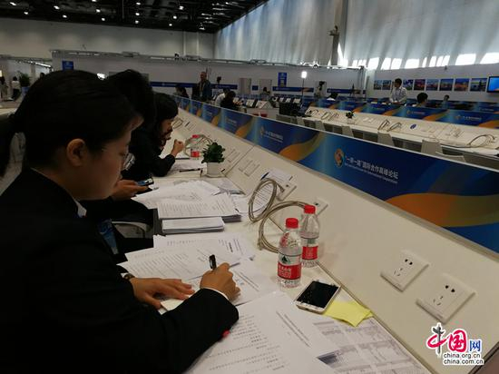 记者现场写稿，发稿