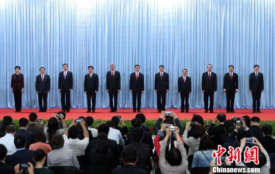 5月12日下午，中共上海市委十一届一次全会选举产生新一届上海市委领导机构：韩正当选上海市委书记；应勇、尹弘当选市委副书记；董云虎、廖国勋、吴靖平、周波、陈寅、翁祖亮、诸葛宇杰、施小琳当选市委常委。　汤彦俊　摄