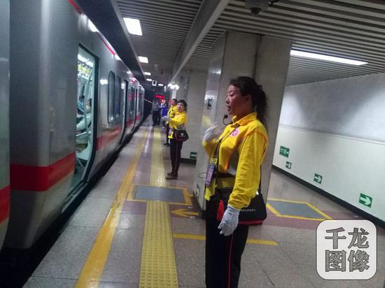 　　2017年5月14日至15日，在“一带一路”国际合作高峰论坛期间，全市9000名公共文明引导员全员上岗服务。图为引导员在地铁站引导秩序。首都文明办供图